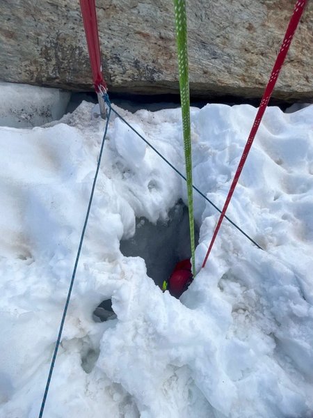 Место падения туриста в расщелине