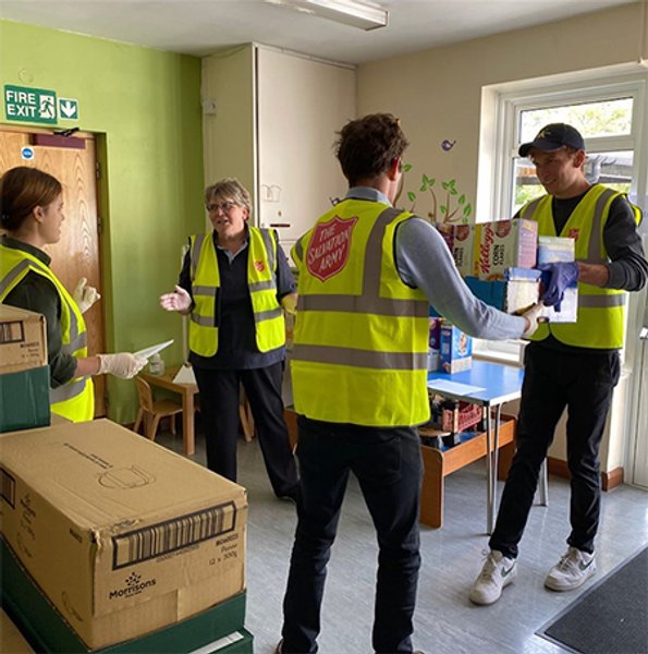 Внучка королевы Елизаветы II принцесса Евгения Йоркская вместе с мужем Джеком Бруксбэнком стали волонтерами