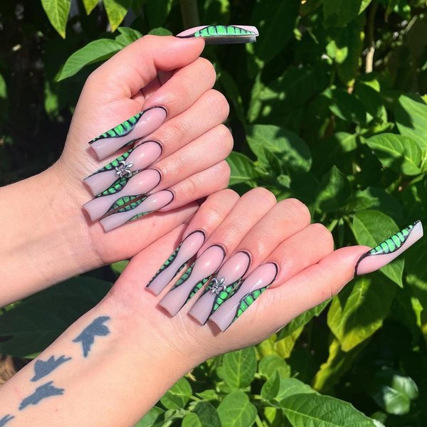 модный маникюр эйфория, модный маникюр, сериал эйфория, алекса деми, мэдди перес, маникюр песочные часы, тренды маникюра 2022