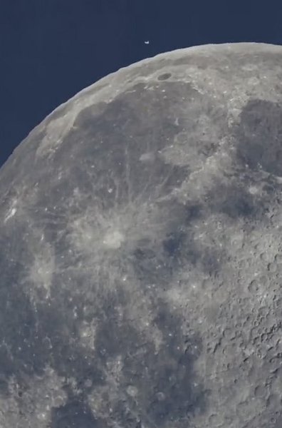 НЛО, Місяць