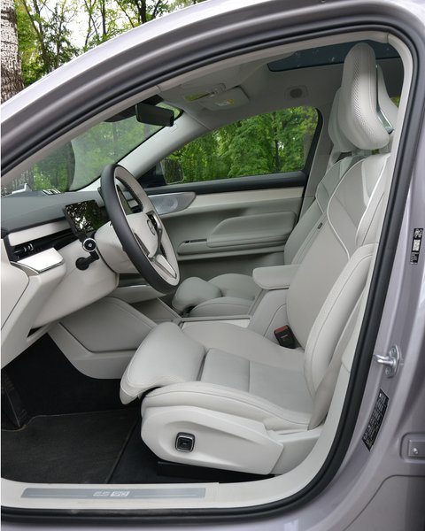 передние сиденья Volvo ES90 2026