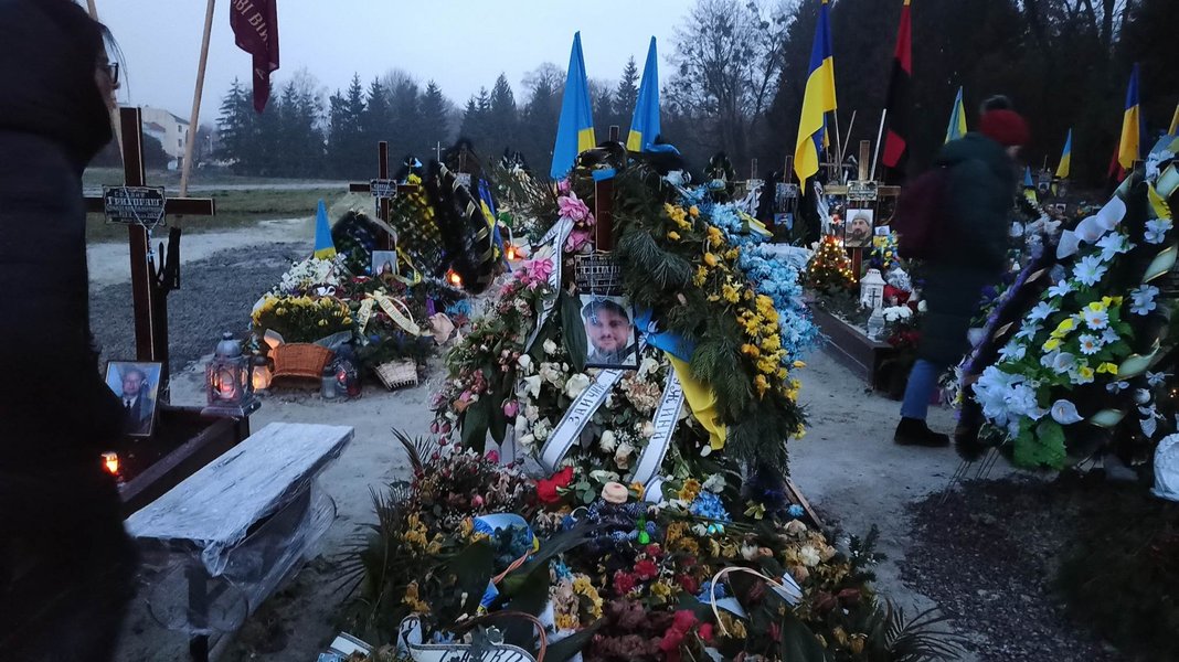 Могили загиблих військових на Марсовому полі у Львові