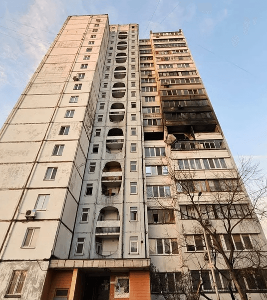 Разрушенный фасад дома ликвидаторов ЧАЭС после удара дрона в Киеве Высотный жилой дом на Троещине, где удар дрона уничтожил несколько квартир