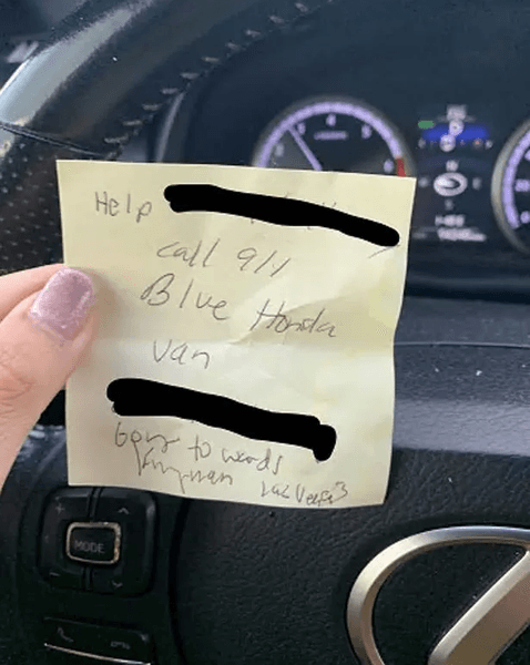 Записка, 911, просила о помощи, спасли жизнь, похищение, передала записку незнакомцу, позвоните в полицию, похитил женщину