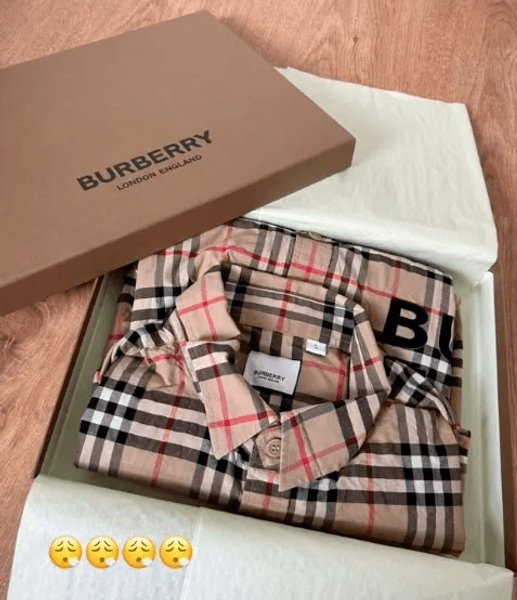 Женщина находит дорогие вещи в мусоре, роется в мусоре, мусорный бак, блогерша, дорогие вещи, бренды, деньги, соцсети