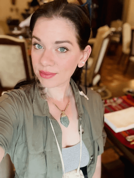 Жінка спілкується з деревами, унікальна здатність, втрачений зв'язок, зв'язок із природою, дівчина говорить із деревами