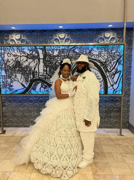 Наречена зв’язала весільне вбрання для себе та свого чоловіка, костюми на весілля, смокінг, сукня нареченої, фото, США