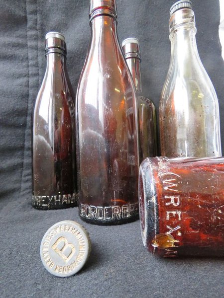 пляшки, стіл, фото