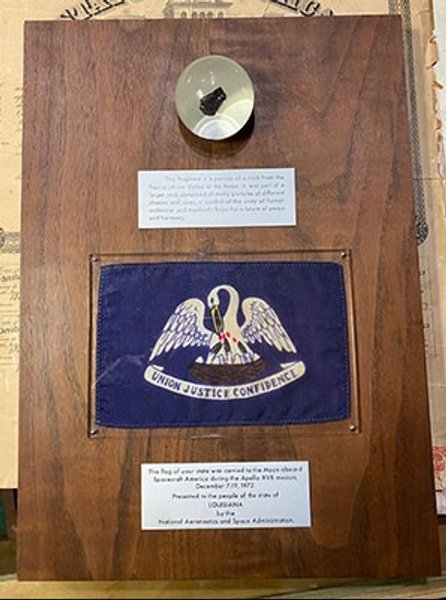 Лунный камень с миссии "Аполлон 17", подаренный Луизиане