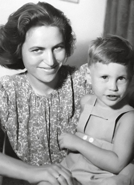 

С чего начинается родина. Детство Узи Даяна прошло в крохотном поселении, где не было ни дороги, ни электричества. На фото — будущий генерал с мамой
