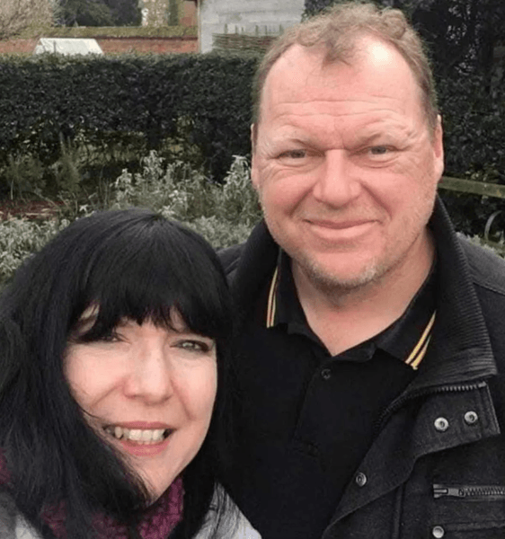 Никола Эдвардс и ее муж Дэвид, который помог раскрыть тайну ночного шопинга во сне