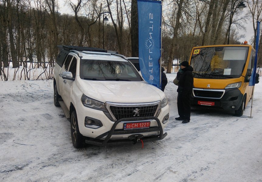 Бронированный Peugeot Landtrek и школьный автобус "Историк"