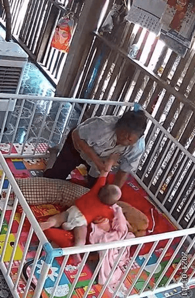 Нападение змеи на ребенка в городе Утайтхани, Таиланд