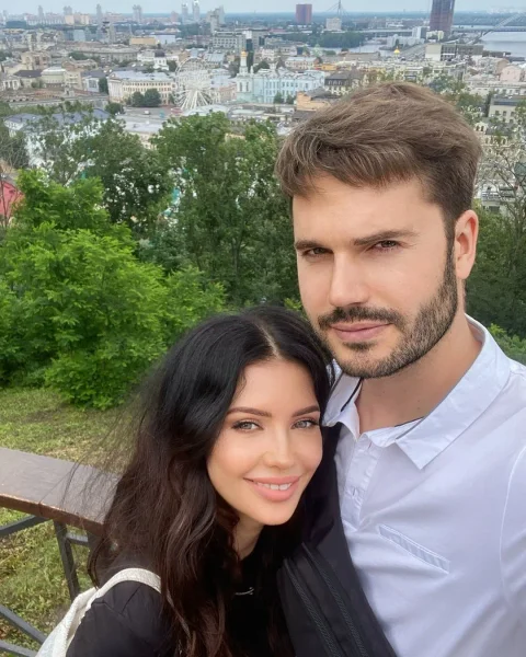 певица старше своего парня
