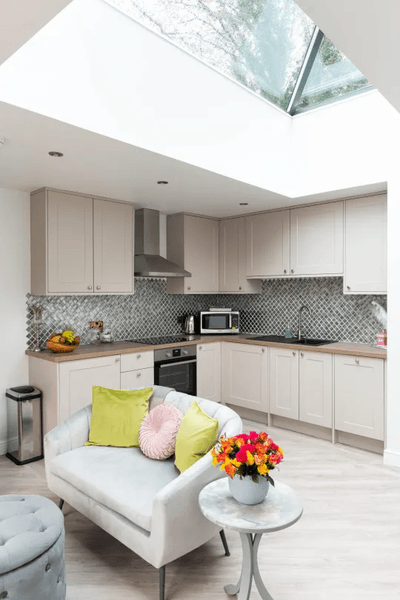 Жінка перетворила гараж на будинок, старий гараж, туалет, покинутий гараж, старі речі, ремонт старих речей, розкішний будинок, гостьовий будиночок