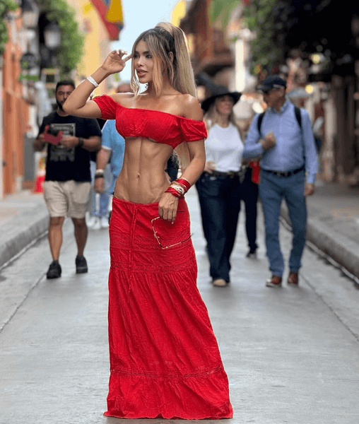 Колумбийская инфлюенсер Татьяна Мурильо позирует на улице в ярком красном платье после многочисленных косметических процедур