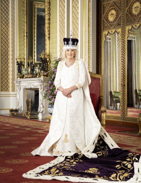 Принцесса Беатрис вышла замуж в старом платье королевы: первые фото