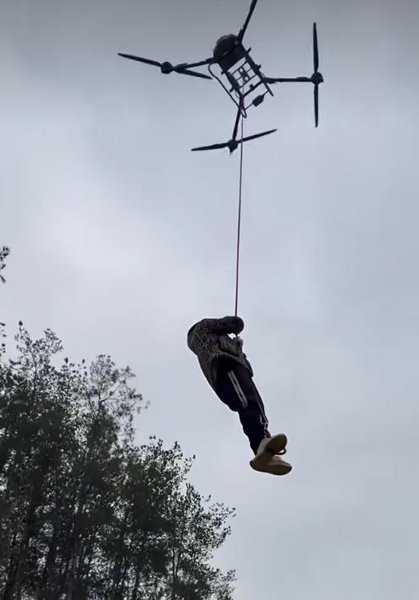 Людина літає на дроні DJI