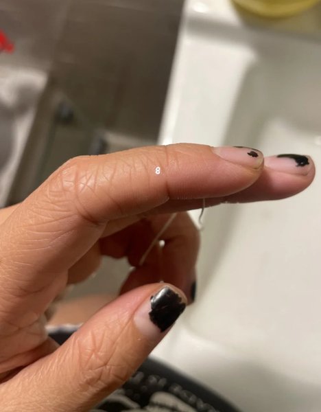 Жінка чистила зуби і помітила на нитці мініатюрну цифру "8", яка викликала суперечки серед користувачів соцмереж