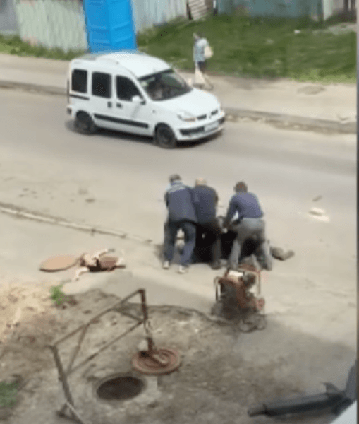 Бійка, бійка з комунальниками, поліція, ніж, цегла, бійка на вулиці,