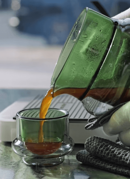 Бариста наливает самую дорогую чашку кофе в мире в дизайнерский бокал