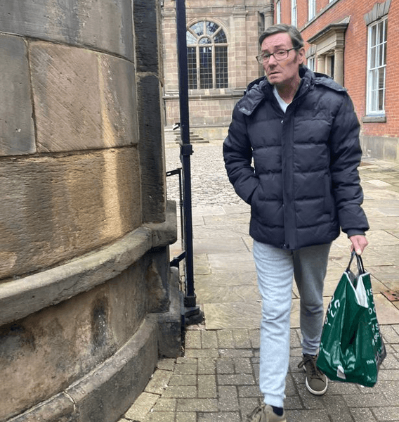 Чоловік, британець, вулиця, місто, будинки, пакети