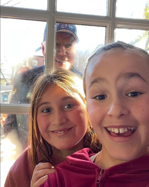 байден заглянул в окно к детям