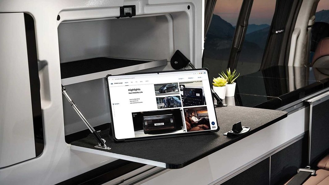 У стінах з'явилися шафи та полиці