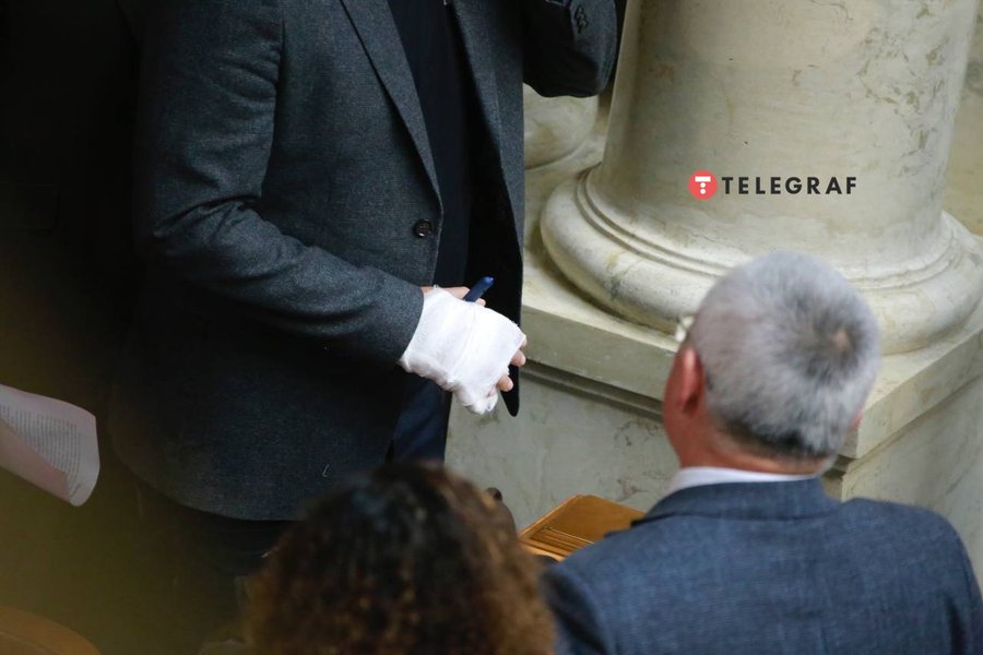 Арахамия, рука