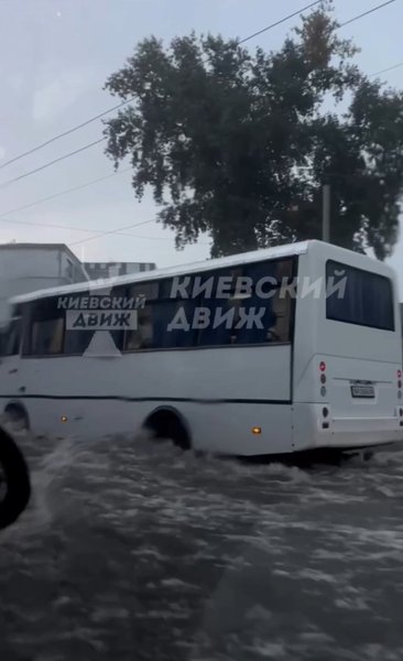 Злива у Києві, гроза 17 липня, дощ, автобус