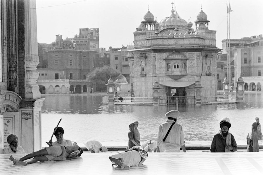 Сикхи охороняють Золотий храм. Фото 1984 року