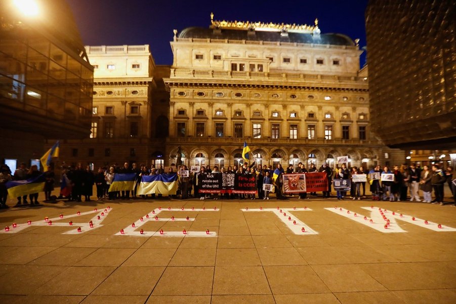 Акция в память о погибших а Драмтеатре, прошедшая в Праге