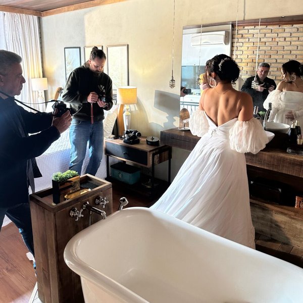 Модель одягла весільну сукню, в якій колись мріяла вийти до вівтаря