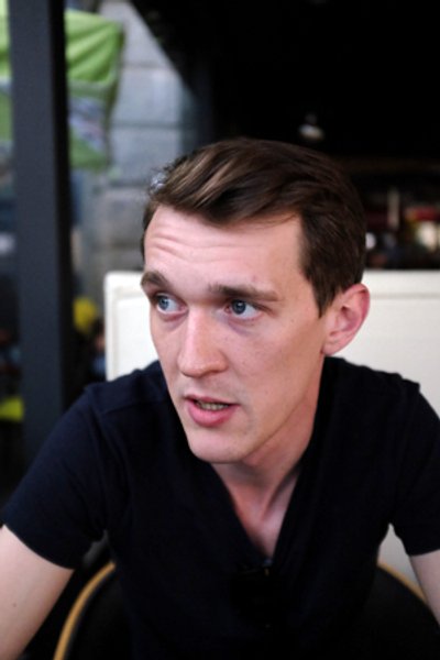 

Юрий Гудыменко: "В американской истории был знаменитый Гадсденовский флаг, на котором изображена гремучая змея и под ней девиз "Не наступай на меня". То есть не трогайте нас, будете целы. Это стоило бы рассказать псковским десантникам, которых хоронят с номерами на могилах"
