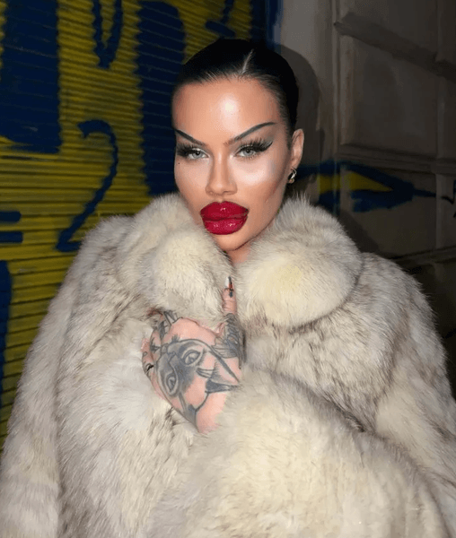 Модель Fetish Barbie, известная своей гиперженственной и экстремальной внешностью