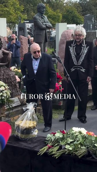 Евгений Петросян у могилы Киркорова