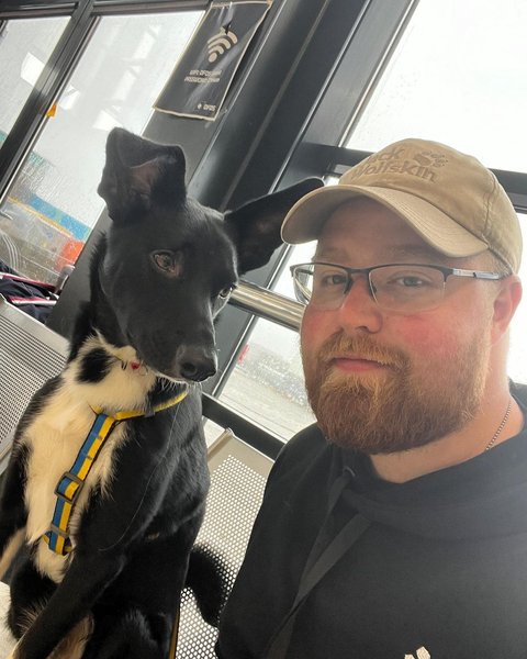 Пес Чарлі та Едвард Метьюз, фото