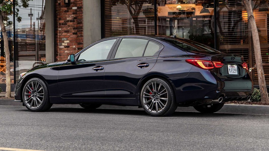 Залежно від кута огляду й освітлення Infiniti Q50 Black Opal Edition змінює свій відтінок