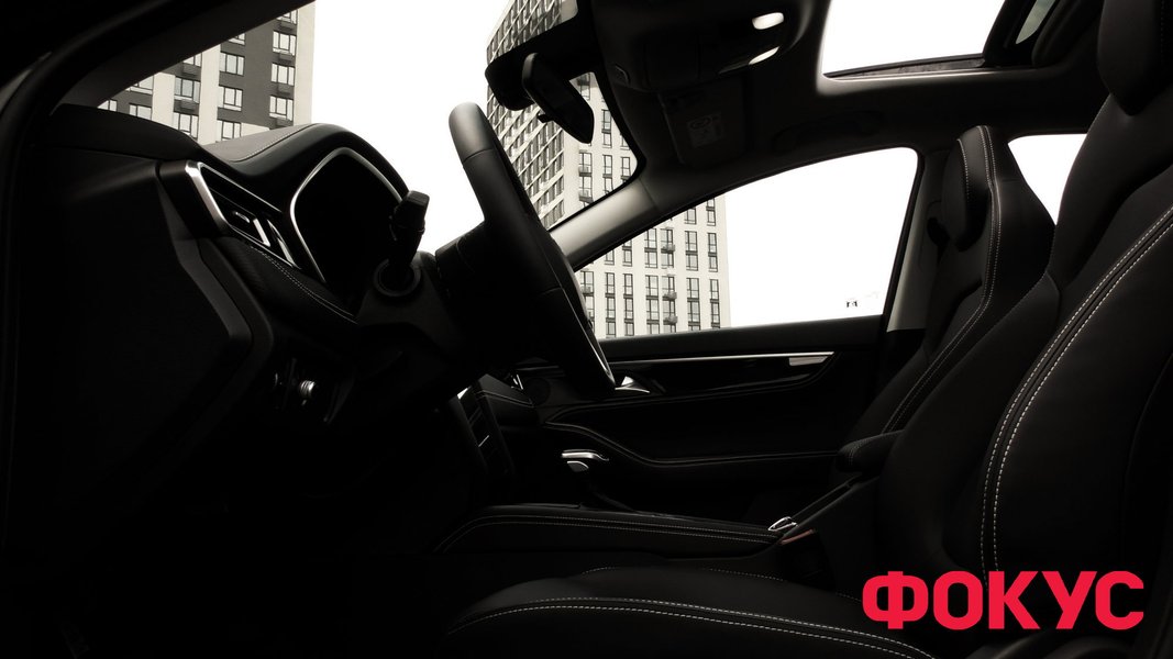 Люк наповнює світлом салон, який оброблений чорною екошкірою