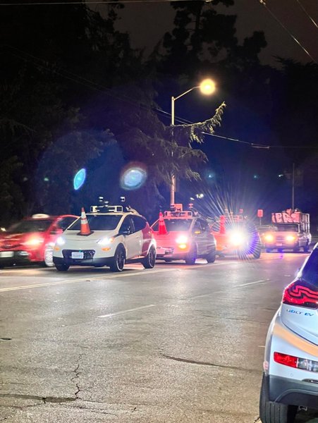 Автономне таксі та конус