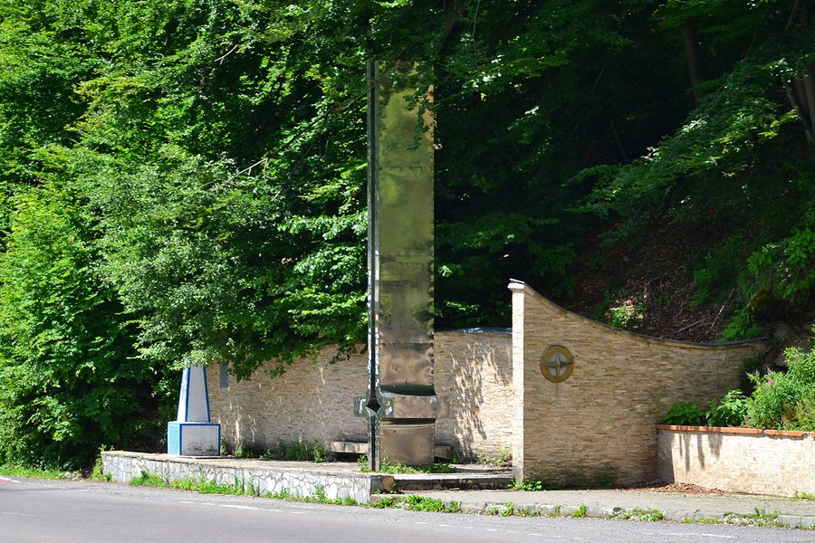 географический центр Европы, центр европы памятный знак