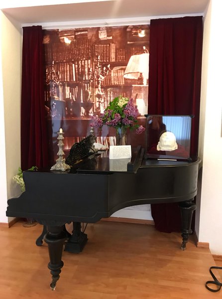 бузок на роялі, посмертна маска Булгакова