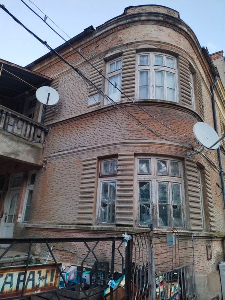 Типичный старый дом в Варне, улица города