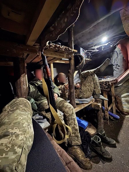 Тим Шрамм показал фото из блиндажа, на котором он рядом с побратимами