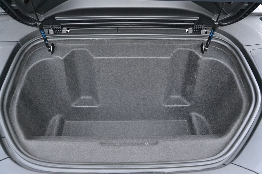 Електромобіль має і передній 150-літровий багажник.