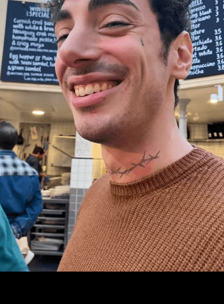 Тату, татуировка, временное тату, не постоянное тату, мастер тату, друзья сделали тату, сделали тату на вечеринке, тату на шее, тату на лице