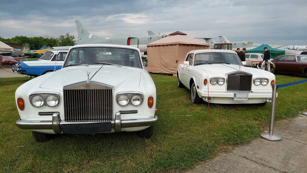 Два представителя славного племени Rolls-Royce. Фото: Владимир Мукан
