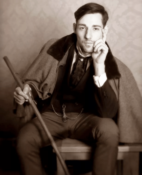 Мъж забеляза двойник на снимка от 1905 г Мъж забеляза двойник на снимка от 1905 г., пътешественик във времето, намери двойник, Викторианска епоха, стил на облекло