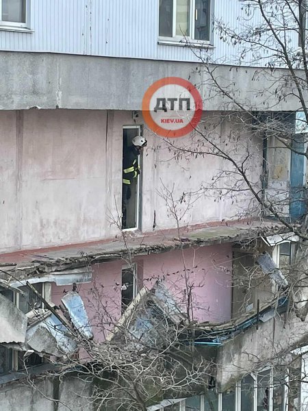 в киеве обрушились балконы в жилом доме