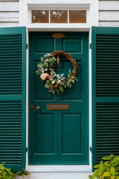 Бірюзовий колір вхідних дверей